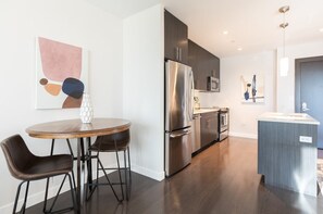 Een koelkast, een magnetron, een oven, een kookplaat