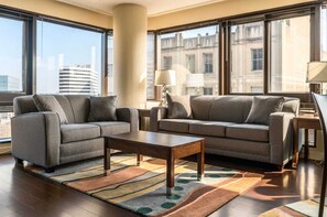 TV, offices - Apt Downtown Walk to Shops and Restaurants (Stamford CT)