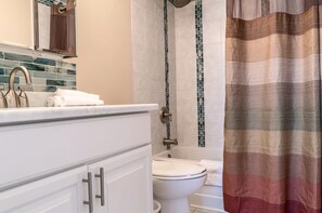 Een douche, een haardroger, handdoeken