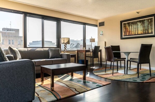 TV, offices - Apt Downtown Walk to Shops and Restaurants (Stamford CT)