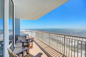 Property grounds - The Colonnades 1801 by Liquid Life (Gulf Shores)
