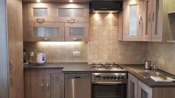 Fridge, oven, dishwasher, coffee/tea maker