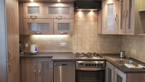 Kühlschrank, Ofen, Geschirrspüler, Wasserkocher mit Kaffee-/Teezubehör