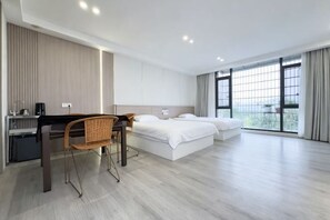 A modern hotel room with a bed, a desk, and a chair. - Xiangyuan Hot Spring Hotel (Rucheng)