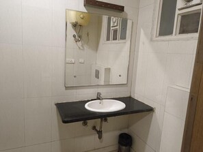 Chuveiro, chuveiro com efeito de chuva, produtos de toalete grátis 