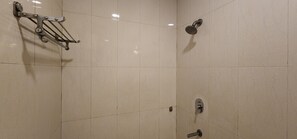 Douche, douche cascade, articles de toilette (gratuits), pantoufles