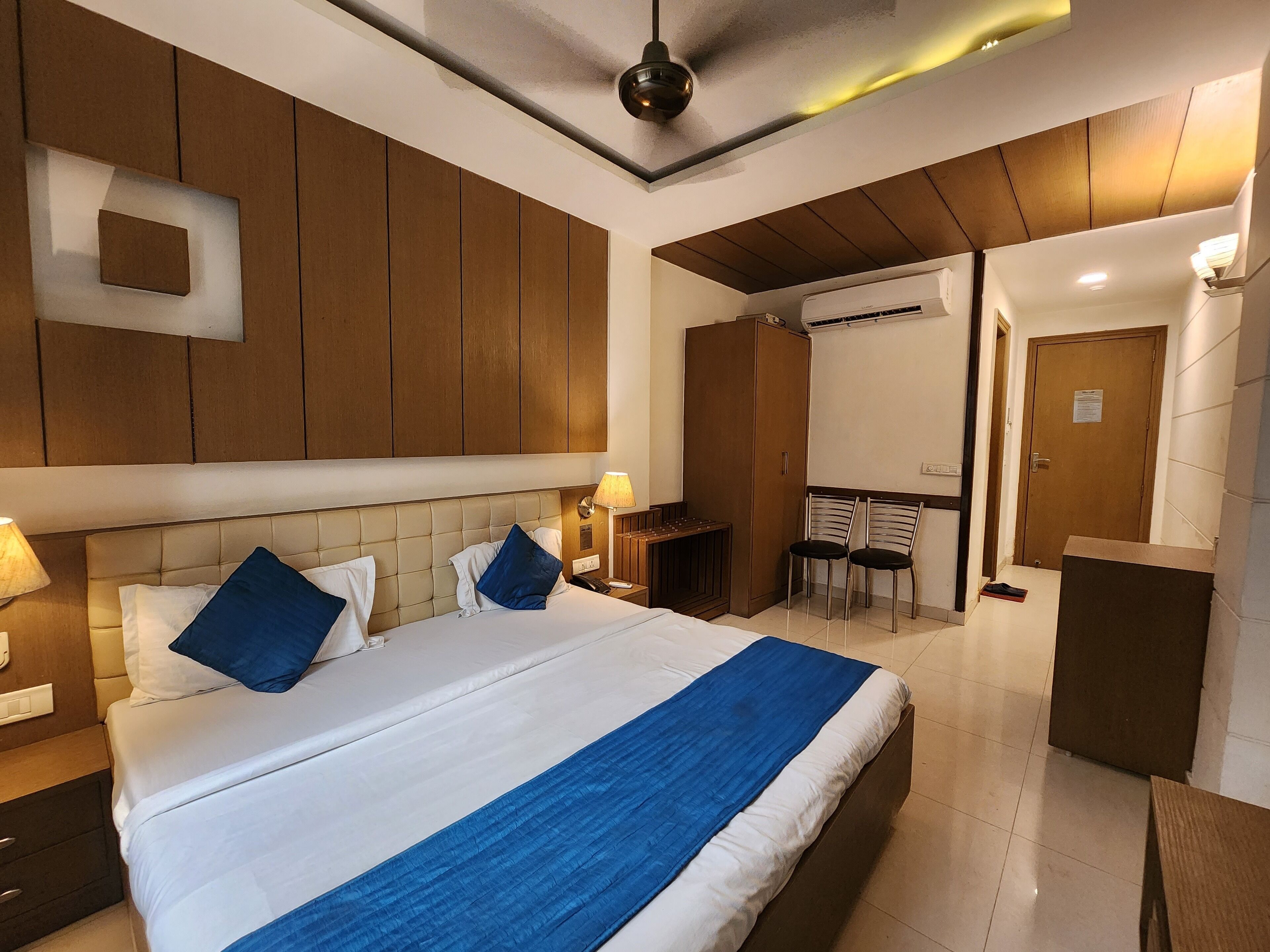 Habitación doble Deluxe | Ropa de cama de alta calidad, edredón, escritorio y insonorización 