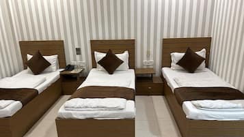 Habitación triple Deluxe | Ropa de cama de alta calidad, edredones de plumas, escritorio