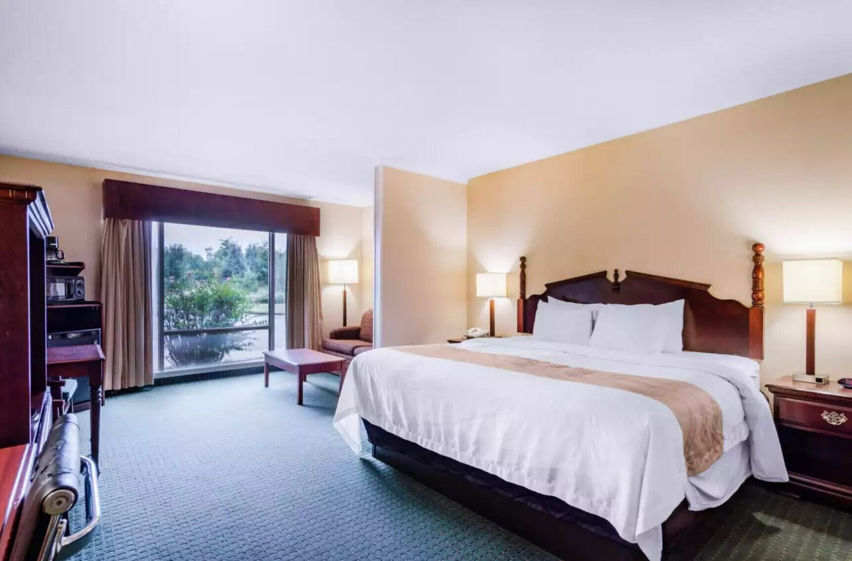 Desk, laptop workspace, iron/ironing board, free WiFi