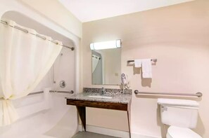 Bañera con ducha, secador de pelo, toallas, jabón