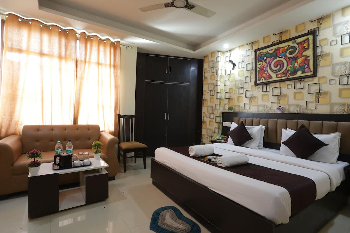 Deluxe Double or Twin Room, Balcony, City View | Peti besi dalam bilik, ruang kerja komputer riba, kalis bunyi