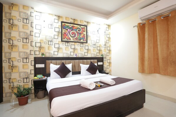 Deluxe szoba kétszemélyes vagy két külön ággyal, erkély, kilátással a városra | Széf a szobában és laptophoz jól használható munkafelület