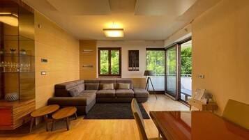 Appartamento Comfort, 1 camera da letto, balcone, vista giardino | Area soggiorno | TV a schermo piatto