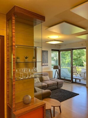 Lägenhet Comfort - 1 sovrum - balkong - utsikt mot trädgården | Vardagsrum | Platt-tv