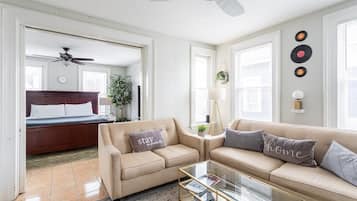 Een televisie, een open haard en een kantoor