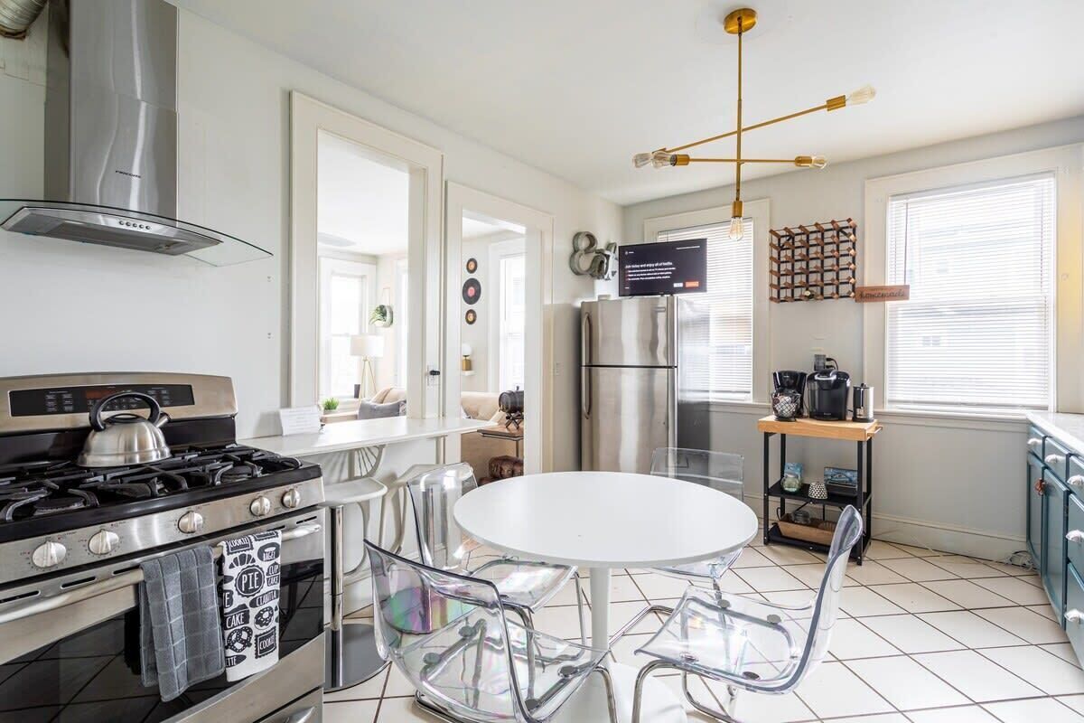 Een koelkast, een magnetron, een oven, een kookplaat