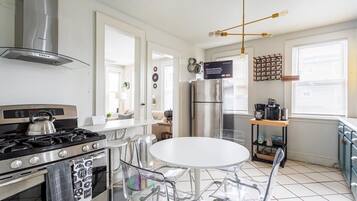 Een koelkast, een magnetron, een oven, een kookplaat