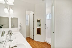 House, 3 Bedrooms | Bathroom | Towels, shampoo