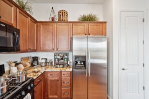 Fridge, oven, coffee/tea maker, electric kettle - Cozy Granville Retreat W/ Modern Amenities 3 Bedroom Home (Prescott Valley)