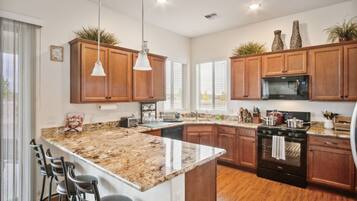 House, 3 Bedrooms | Private kitchen | Fridge, oven, coffee/tea maker, electric kettle