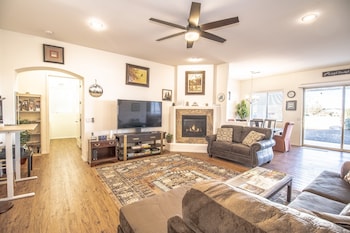 Cozy Granville Retreat W/ Modern Amenities 3 Bedroom Home