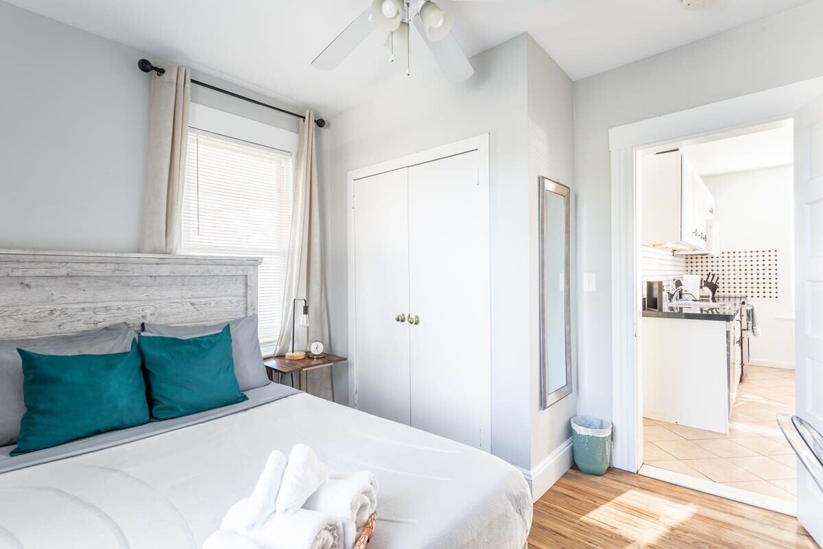 2 habitaciones, escritorio y tabla de planchar con plancha 