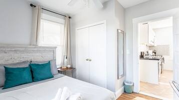 2 soverom, skrivebord, strykejern/-brett og reiseseng for barn