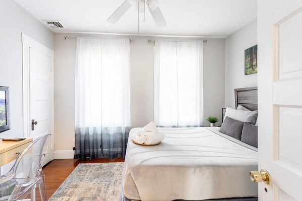 2 habitaciones, escritorio y tabla de planchar con plancha 