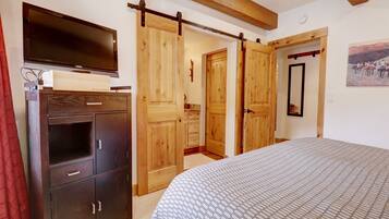 Condo, 3 Bedrooms | 3 bedrooms, laptop workspace, iron/ironing board, free WiFi