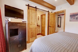 Leilighet, 3 soverom | 3 soverom, skrivebord for bærbar PC og strykejern/-brett