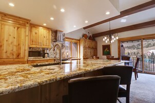 Leilighet, 3 soverom | Eget kjøkken | Kjøleskap, ovn, kaffetrakter/tekoker og vannkoker