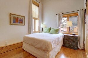 Leilighet, 3 soverom | 3 soverom, skrivebord for bærbar PC og strykejern/-brett