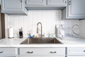 Fridge, microwave, oven, stovetop - The B&W Haven: Stylish 3BR Escape with Private Office by LI Ferry (Bridgeport)