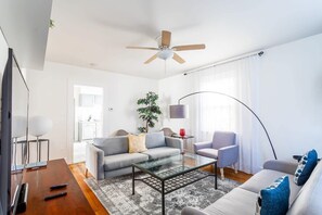 Televisión, chimenea, oficina