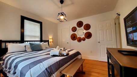 2 bedrooms, iron/ironing board, travel crib, WiFi. The Blue Sapphire: Modern & Stylish 2BR w/ 2 King Beds & Full Kitchen