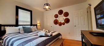 The Blue Sapphire: Modern & Stylish 2BR w/ 2 King Beds & Full Kitchen