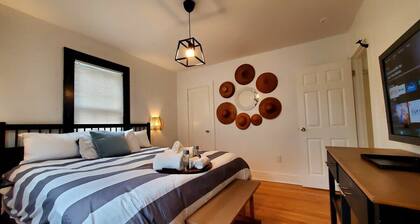 The Blue Sapphire: Modern & Stylish 2BR w/ 2 King Beds & Full Kitchen