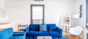 The Blue Sapphire: Modern & Stylish 2BR w/ 2 King Beds & Full Kitchen
