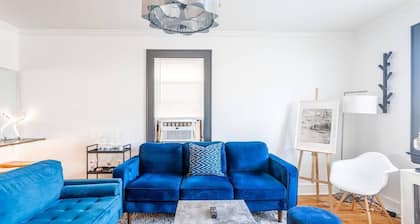 The Blue Sapphire: Modern & Stylish 2BR w/ 2 King Beds & Full Kitchen