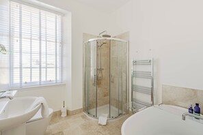 Dusche, Haartrockner, Handtücher, Seife