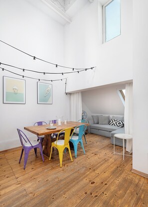 Apartamento conforto, 2 quartos, sacada | Sala de estar | TV de tela plana