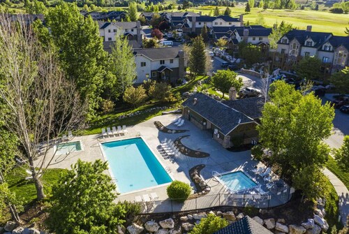 Courtyard Hot Tub Condo Near Ski Resorts & Golf