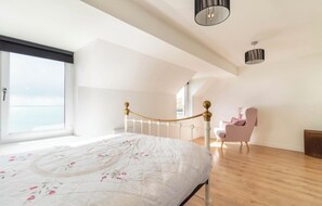 3 habitaciones, tabla de planchar con plancha, wifi y ropa de cama