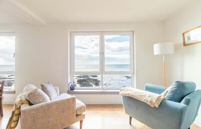 Three Bedroom Stylish Seafront Apartment (Pet Friendly)