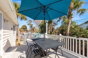 Outdoor dining - Dog-friendly! Unique Home, separate lower suite,  5-block walk to the beach (Tybee Island)