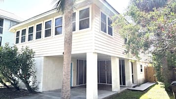 Welcome to Palms on Fifth - Discover Palms on Fifth, a traditional raised beach retreat nestled close to the marsh and the beaches.