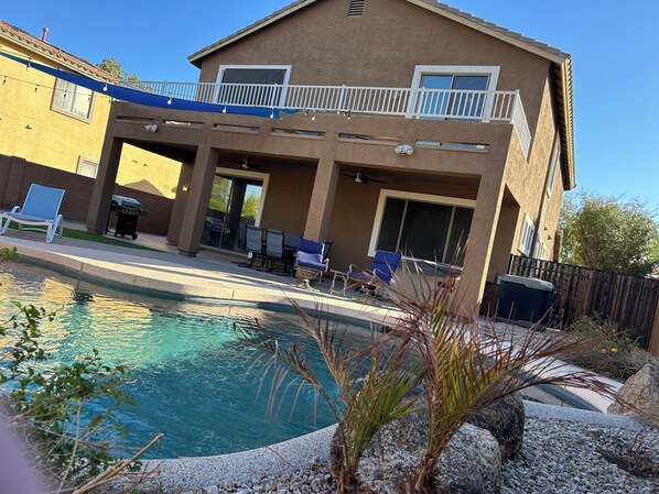 Una piscina al aire libre, una piscina climatizada