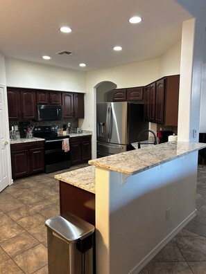 Frigorífico, microondas, horno y placa de cocina