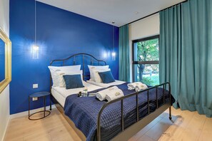 Deluxe-huoneisto, jokinäköala | 1 makuuhuone, allergiatestatut vuodevaatteet, yksilöllisesti sisustettu