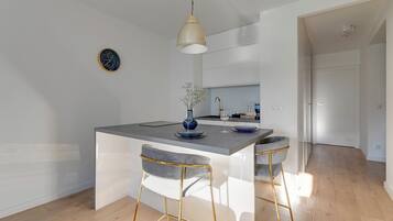 Deluxe-Apartment, Flussblick | Eigene Kochnische | KĂŒhlschrank, Herdplatte, Wasserkocher mit Kaffee-/Teezubehör